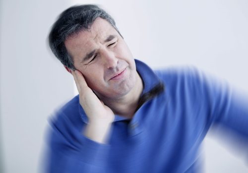 Homme souffrant d'une douleur à l'oreille.
